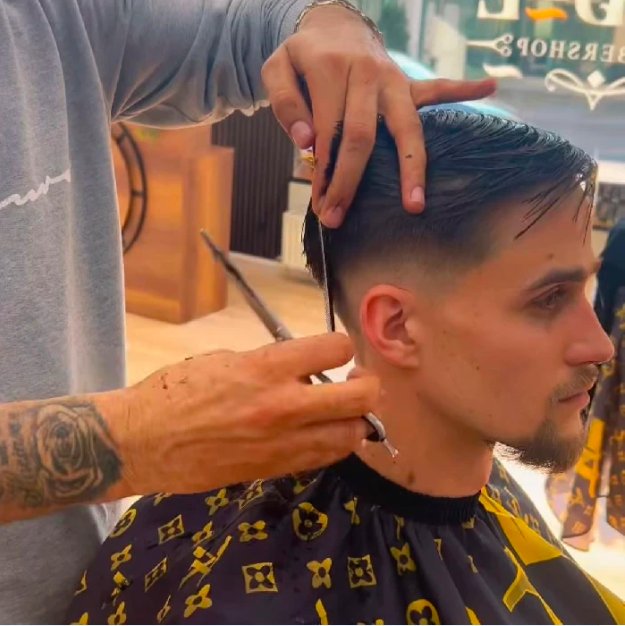Barbier schneidet Haare